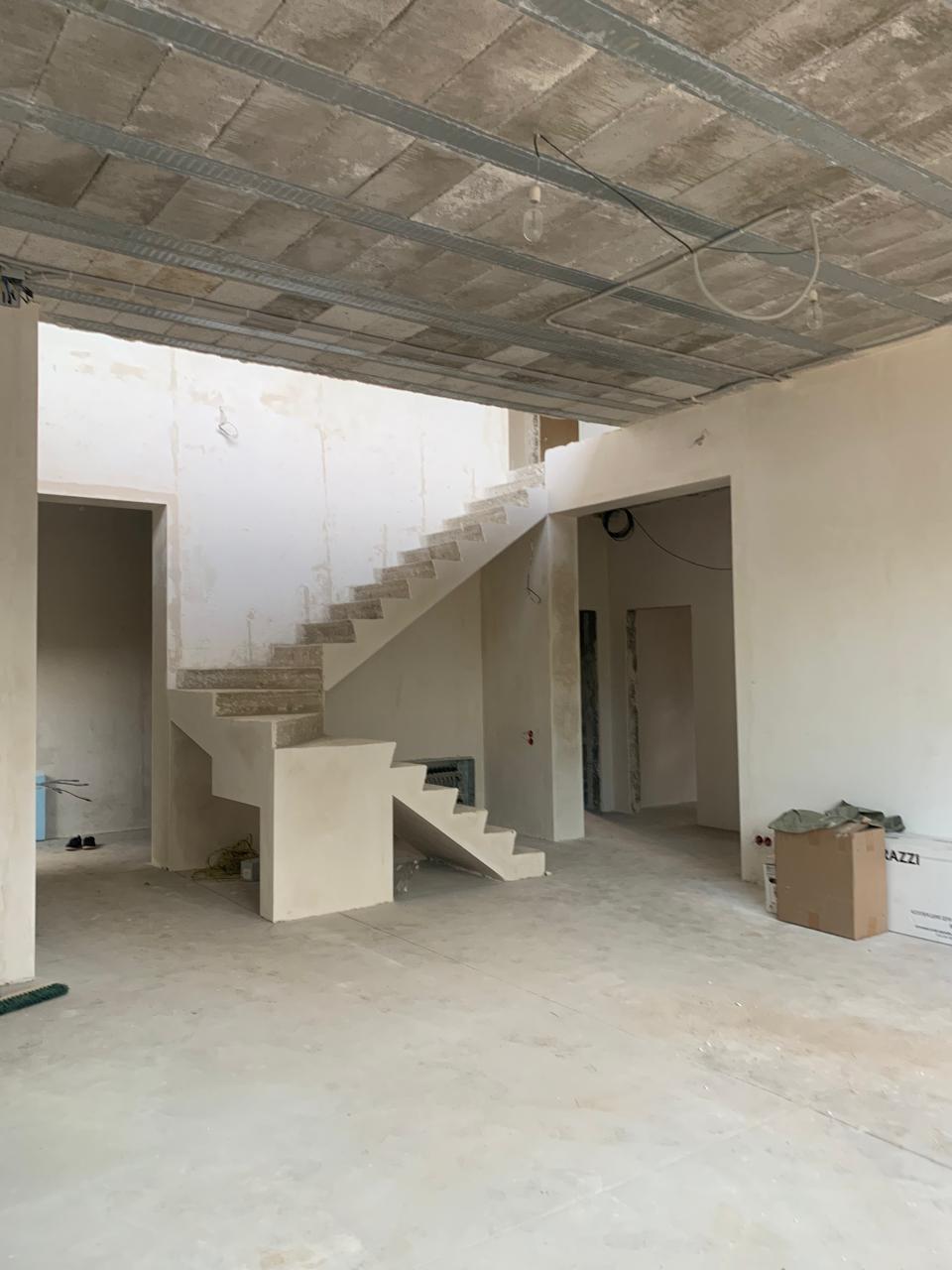 Интерьер с лестницей